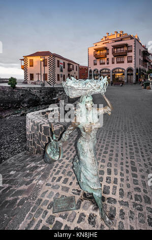 La sculpture de la femme avec des poissons dans le vieux port de Puerto de la Cruz, Muelle pesquero, Tenerife, Espagne Banque D'Images