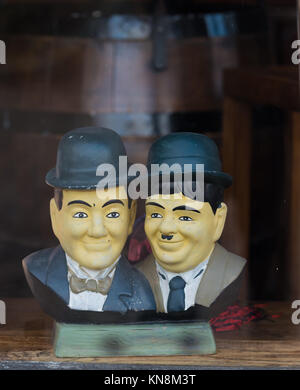 OOTMARSUM, Pays-Bas - 3 décembre 2016 : Buste de Laurel et Hardy dans une vitrine Banque D'Images