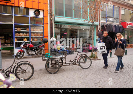 Décembre 2017 - cargo Tricycle vélos garés dans une rue en Turquie Banque D'Images