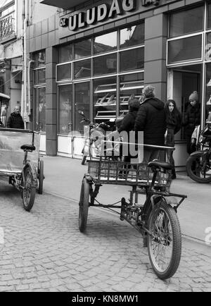 Décembre 2017 - cargo Tricycle vélos garés dans une rue en Turquie Banque D'Images