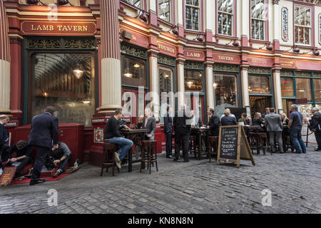 Leadenhall Market, lampe Tavern Pub, Financial District, London, UK Banque D'Images