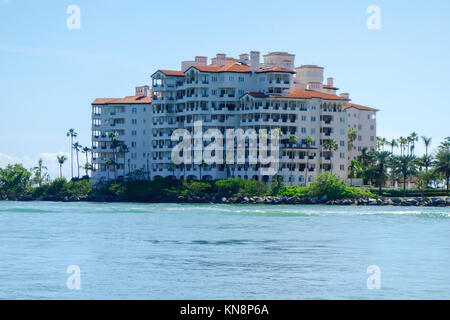 Condos riverains exclusif sur l'île de Fisher, Miami Beach, Floride Banque D'Images