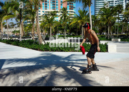 Homme avec des tatouages en Roller Park South Pointe, Miami, Floride, USA. Banque D'Images