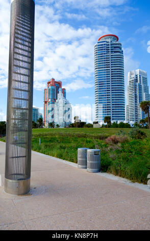 Grands immeubles et Miami Condos près de South Pointe Park, Miami Beach, États-Unis Banque D'Images