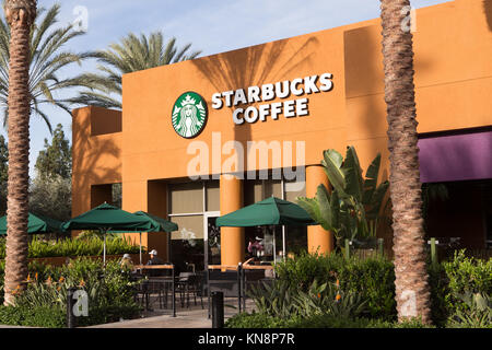 Un niveau de la rue vue de l'extérieur d'un Starbucks cofee shop à Irvine en Californie USA Banque D'Images