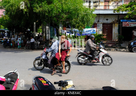 Le moine bouddhiste sur un scooter à Mandalay, Myanmar Banque D'Images