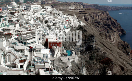 Magnifique vue aérienne de la ville de Fira, sur l'île de Santorin - Grèce. Santorin est l'une des îles des Cyclades dans la mer Égée Banque D'Images