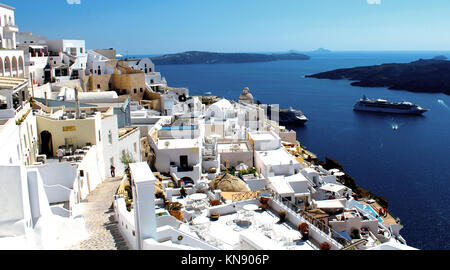 Incroyable Vue aérienne de l'île de Santorin à Oia, Grèce - ville. Santorin est l'une des îles des Cyclades dans la mer Égée Banque D'Images