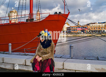 Dunkerque, France - 23 février 2004 : Carnaval de Dunkerque, de nombreux hommes se déguisent en femmes et pour qu'ils adoptent des perruques, jupes, bijoux, résille Banque D'Images