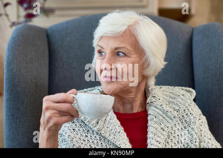 Senior Lady bénéficiant d''un plateau Banque D'Images