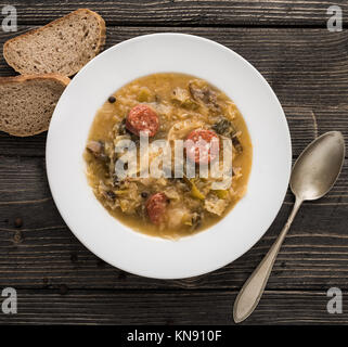 Soupe aux choux de noël slovaque avec des champignons sur fond naturel. Banque D'Images