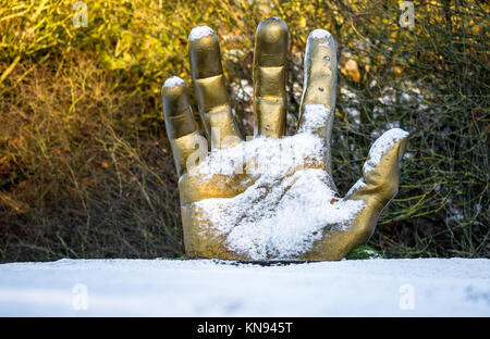 La main d'or au vicaire water country park recouvert d'une couche de neige. Banque D'Images