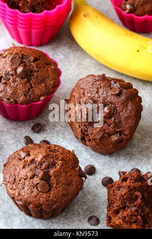Muffins à la banane au chocolat maison Banque D'Images