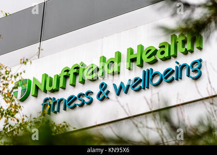 NORTHAMPTON, Royaume-Uni - 29 octobre 2017 : la vue Jour tourné de Nuffield Health Bien-être remise en forme de logo Sixfields retail park. Banque D'Images