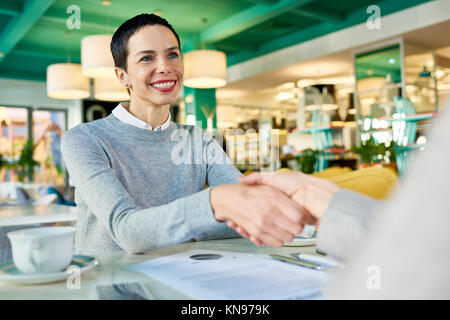 Businesswomen Shaking Hands in Meeting Banque D'Images