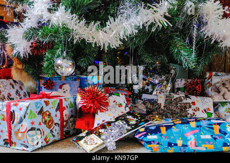 Des cadeaux de Noël sous l'arbre de Noël Banque D'Images