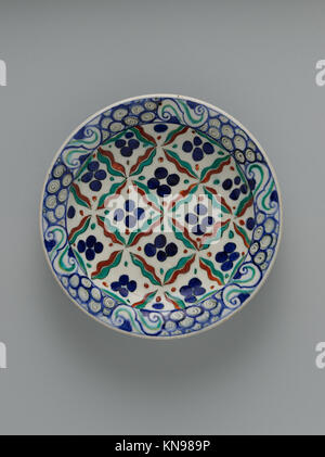 Un plat aux motifs Cintamani et à rayures de tigre, représentant des éléments symboliques et esthétiques dans le décor oriental Banque D'Images