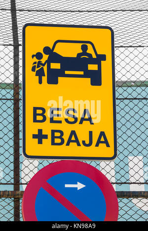 Le BESA  + Baja (kiss et retour) zone pour les parents déposent les enfants à l'extérieur de l'école en Espagne. Banque D'Images