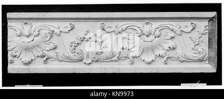 Fragment Frise MET 5076 189497 Français, fragment Frise, fin du XVIIe?début du XVIIIe siècle, Bois, peint gris, 9 1/2 ? 32 3/4 po (24.1 ? 83.2 cm). Metropolitan Museum of Art, New York. Don de J. Pierpont Morgan, 1906 (07.225.231) Banque D'Images