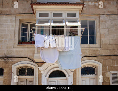 Voir l'historique d'un bâtiment typique de La Valette, à Malte. Sortir le linge à l'extérieur pour sécher la région reflète la culture et mode de vie. Banque D'Images