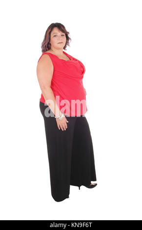 Belle en taille femme debout dans un chemisier rouge et un pantalon noir de profil, isolée pour fond blanc Banque D'Images