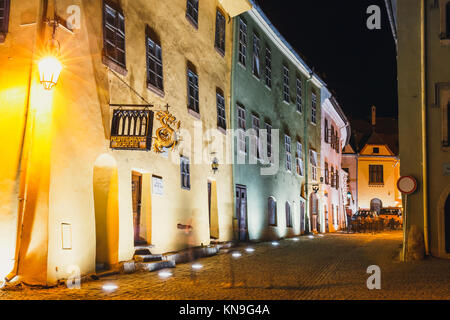 SIGHISOARA, Roumanie - 07 juillet 2015 : vue de la nuit de la ville historique de Sighisoara. Ville dans laquelle est né Vlad Tepes, Dracula Banque D'Images