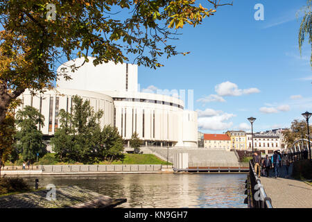 Vue de l'opera nova / Opera House de la ville polonaise de Bydgoszcz Pologne à la recherche de l'autre côté de la rivière Brda de Île Mill Banque D'Images