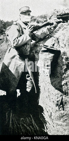 La légende de cette photo qui date d'entre 1914 et 1917 (époque de la Première Guerre mondiale) se lit comme suit : chaque soldat français porte un masque respiratoire dans sa poche, s'il y a une attaque. Banque D'Images
