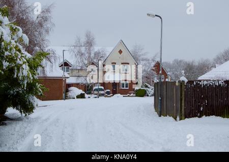 Rue couverte de neige à Hemel Hempstead, Hertfordshire, Royaume-Uni Banque D'Images