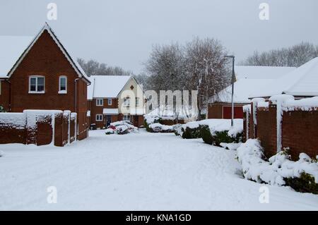 Rue couverte de neige à Hemel Hempstead, Hertfordshire, Royaume-Uni Banque D'Images