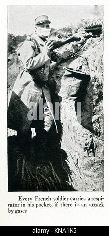 La légende de cette photo qui date d'entre 1914 et 1917 (époque de la Première Guerre mondiale) se lit comme suit : chaque soldat français porte un masque respiratoire dans sa poche, s'il y a une attaque. Banque D'Images
