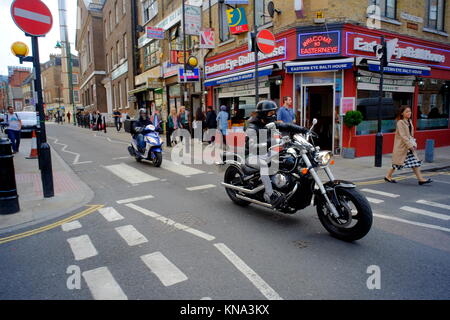 Biker sur Brick Lane à Shoreditch, London, England, UK Banque D'Images