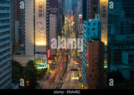 La circulation dans une rue animée de Hong Kong Banque D'Images