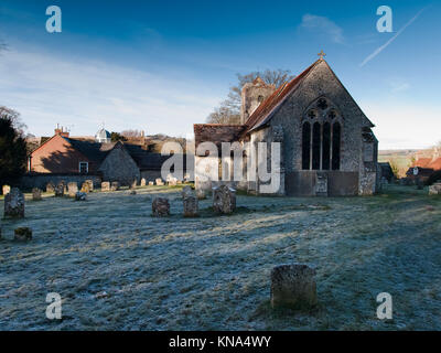 St Michael and All Saints Church, Chalton Hampshire - lever du soleil sur un matin glacial - 13e siècle - Choeur de centaines d'FInchdean dans Doomsday Book Banque D'Images