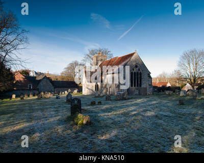 St Michael and All Saints Church, Chalton Hampshire - lever du soleil sur un matin glacial - 13e siècle - Choeur de centaines d'FInchdean dans Doomsday Book Banque D'Images