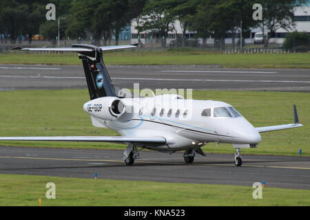 OE-PIB, un Embraer EMB-505 Phenom 300 exploité par Speedwings Executive Jet, à l'Aéroport International de Prestwick en Ayrshire. Banque D'Images