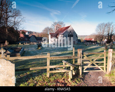 St Michael and All Saints Church, Chalton Hampshire - lever du soleil sur un matin glacial - 13e siècle - Choeur de centaines d'FInchdean dans Doomsday Book Banque D'Images