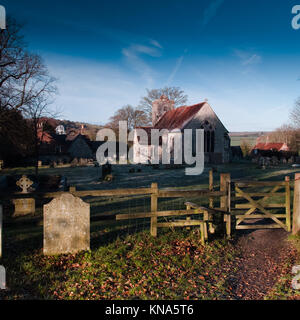 St Michael and All Saints Church, Chalton Hampshire - lever du soleil sur un matin glacial - 13e siècle - Choeur de centaines d'FInchdean dans Doomsday Book Banque D'Images