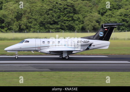 OE-PIB, un Embraer EMB-505 Phenom 300 exploité par Speedwings Executive Jet, à l'Aéroport International de Prestwick en Ayrshire. Banque D'Images