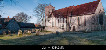 St Michael and All Saints Church, Chalton Hampshire - lever du soleil sur un matin glacial - 13e siècle - Choeur de centaines d'FInchdean dans Doomsday Book Banque D'Images