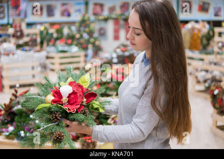 Femme client choisissant décorations de Noël Banque D'Images