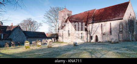 St Michael and All Saints Church, Chalton Hampshire - lever du soleil sur un matin glacial - 13e siècle - Choeur de centaines d'FInchdean dans Doomsday Book Banque D'Images