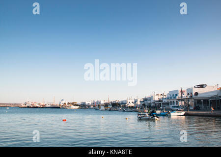 ANTIPAROS, GRÈCE - Septembre 2017 : vue sur la baie d'Antiparos village sur l''île d''Antiparos, l'une des Cyclades en Grèce Banque D'Images