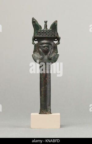 Poignée d'un sistrum de l'Egypte ancienne, utilisée dans les rituels ou les cérémonies, avec un design symbolique et un savoir-faire complexe. Banque D'Images