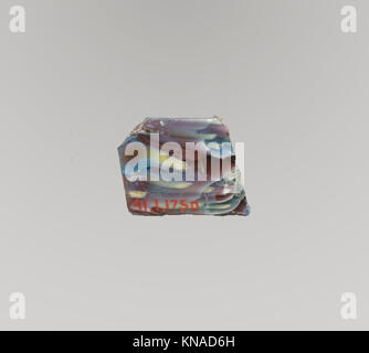 Fragment de verre d'un bol en mosaïque côtelé illustrant des motifs romains complexes et l'artisanat de la verrerie romaine tardive. Banque D'Images