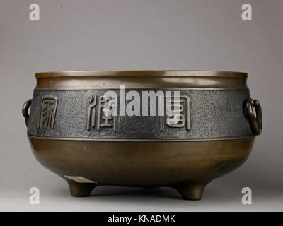 Ce censeur médiéval de la collection MET, catalogue 1425-2, est un brûleur d'encens finement conçu avec une ferronnerie complexe, utilisé à des fins cérémonielles et religieuses. Banque D'Images