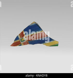 Ce fragment de bol en verre romain, daté de la fin du Ier siècle av. J.-C. au début du Ier siècle av. J.-C., présente des motifs de mosaïque rayés et reflète les techniques de verrerie romaines, conservées dans la collection MET. Banque D'Images