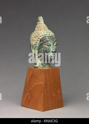 Cette sculpture de tête de Bouddha affiche une expression sereine et des traits stylisés, reflétant l'importance spirituelle et culturelle dans le bouddhiste asiatique Banque D'Images