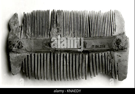 Combe double face MÉT sf17-191-258s1 464963 franches, combe double face, 7e siècle, Ivoire, total: 4 x 2 5/16 x 3/8 po. (10.2 x 5.9 x 0.9 cm). Metropolitan Museum of Art, New York. Don de J. Pierpont Morgan, 1917 (17.191.258) Banque D'Images