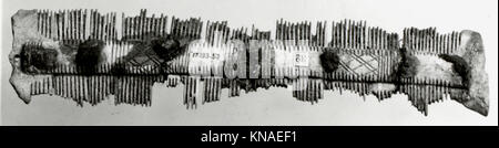 Peigne double face MÉT sf17-193-53s1 465772 franches, peigne double face, 7e siècle, OS, total : 7 x 1 3/8 x 1/2 po (17.8 x 3.5 x 1.3 cm). Metropolitan Museum of Art, New York. Don de J. Pierpont Morgan, 1917 (17.193.53) Banque D'Images
